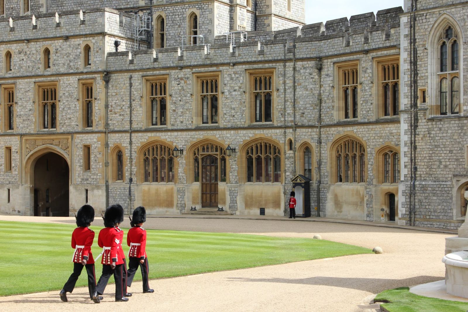 Windsor Castle Tour by Private Car – Airportmove